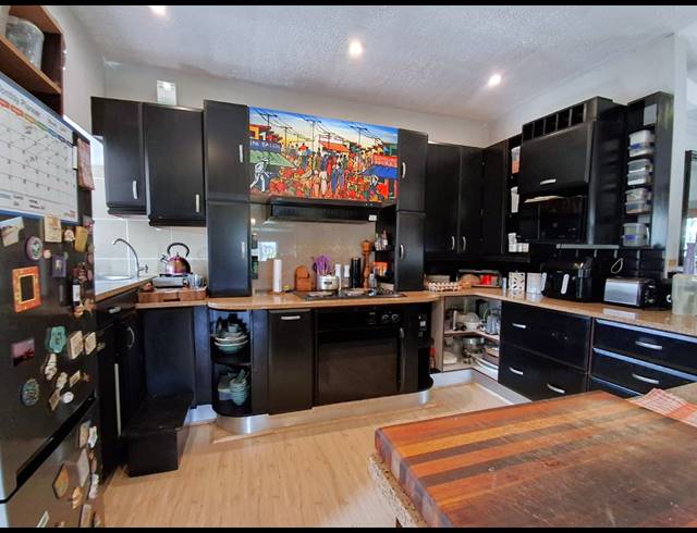4 BEDROOM FREESTANDING FOR SALE IN SHEFFIELD BEACH